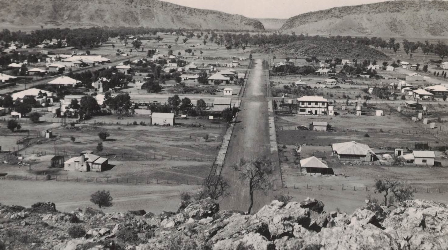 1936 – Town of Alice Springs from ANZAC Hill. Note new Church of the Ascension on the right in Bath Street