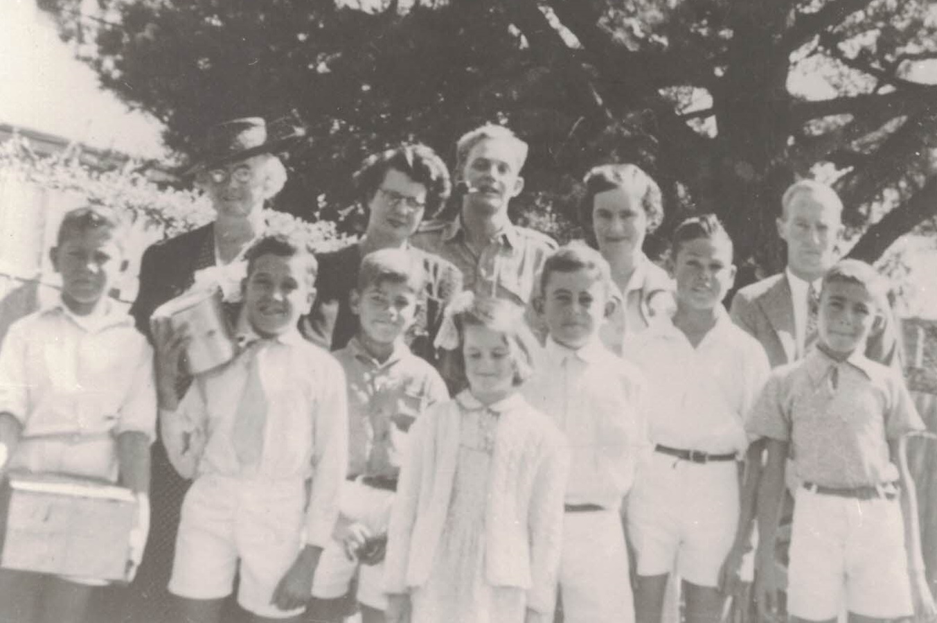 1945 – Easter Monday – St Francis House boys are ready for a picnic. Isabel Smith is standing fourth from the right.
